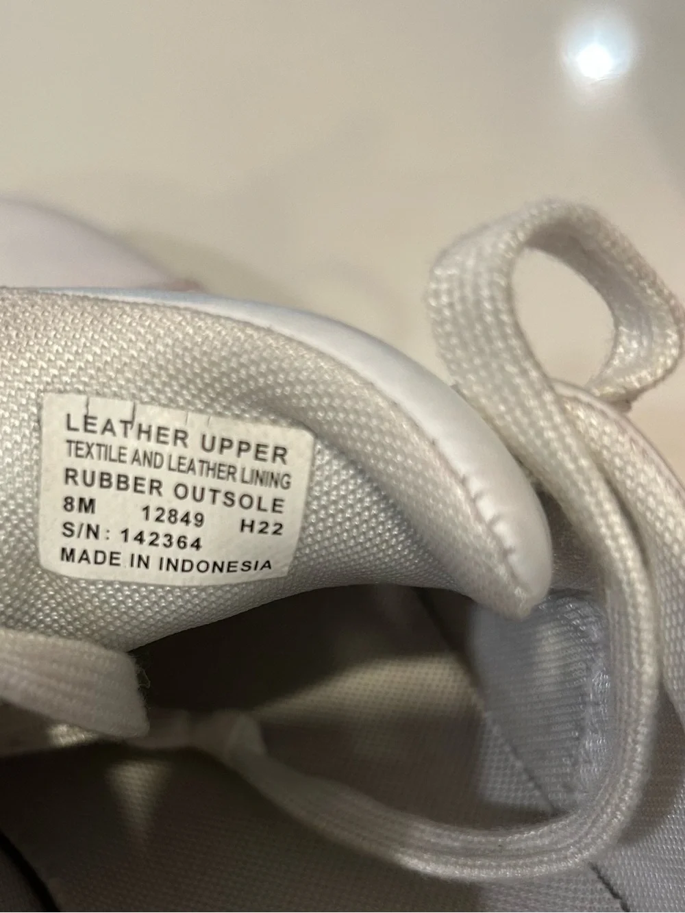 Tory Burch women’s Off-White Leather Logo Heel Sneakers. Size 8